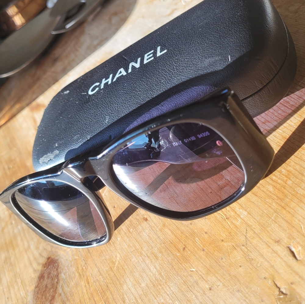 CHANEL Black Sunglasses with Gold Logo - Picture 3 of 9